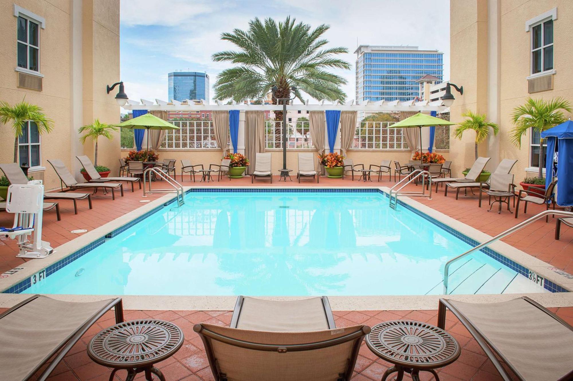 Hampton Inn & Suites St. Petersburg/Downtown Экстерьер фото